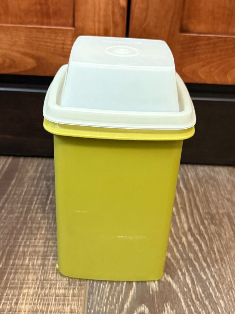 Tupperware Pick-A-Deli Pickle Container - Picture 2 of 16